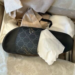 NWT Gucci tiger black slippers